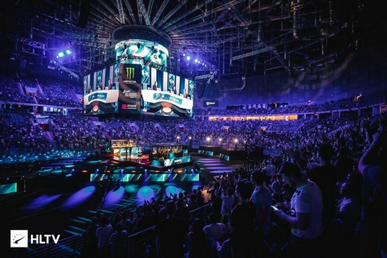 30万吨巨轮南海失去动力紧急漂航